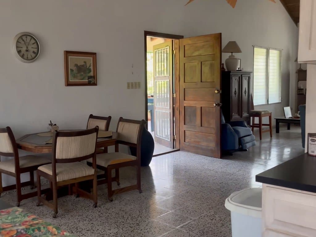 Casa de dos pisos en la comunidad de Boca Vieja 13