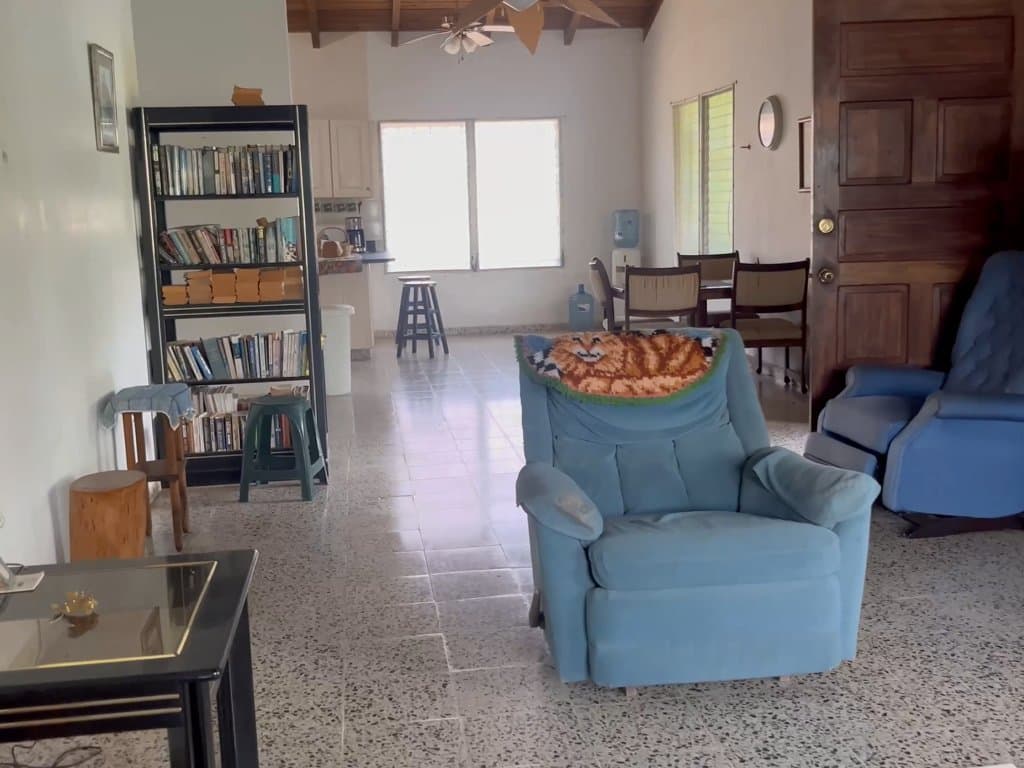 Casa de dos pisos en la comunidad de Boca Vieja 15