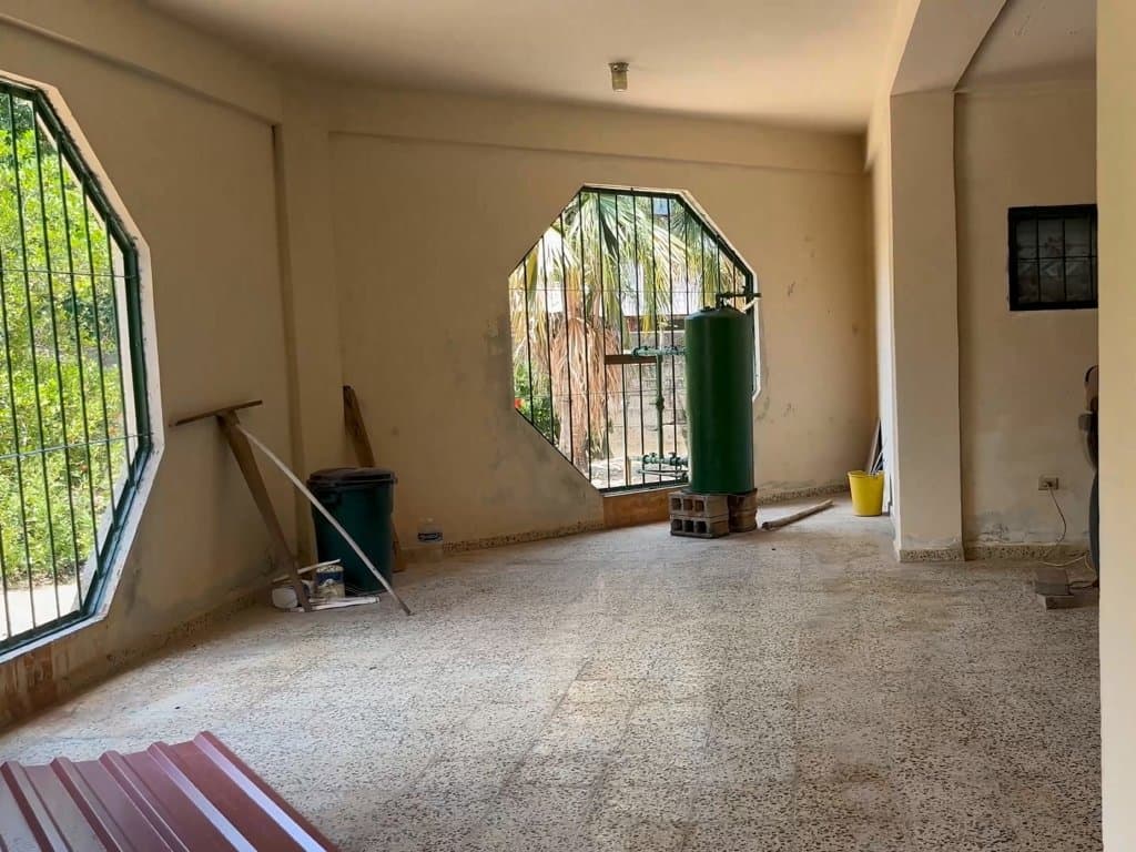 Casa de dos pisos en la comunidad de Boca Vieja 17