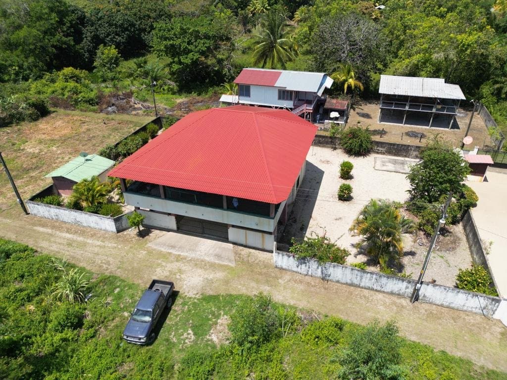 Casa de dos pisos en la comunidad de Boca Vieja 2