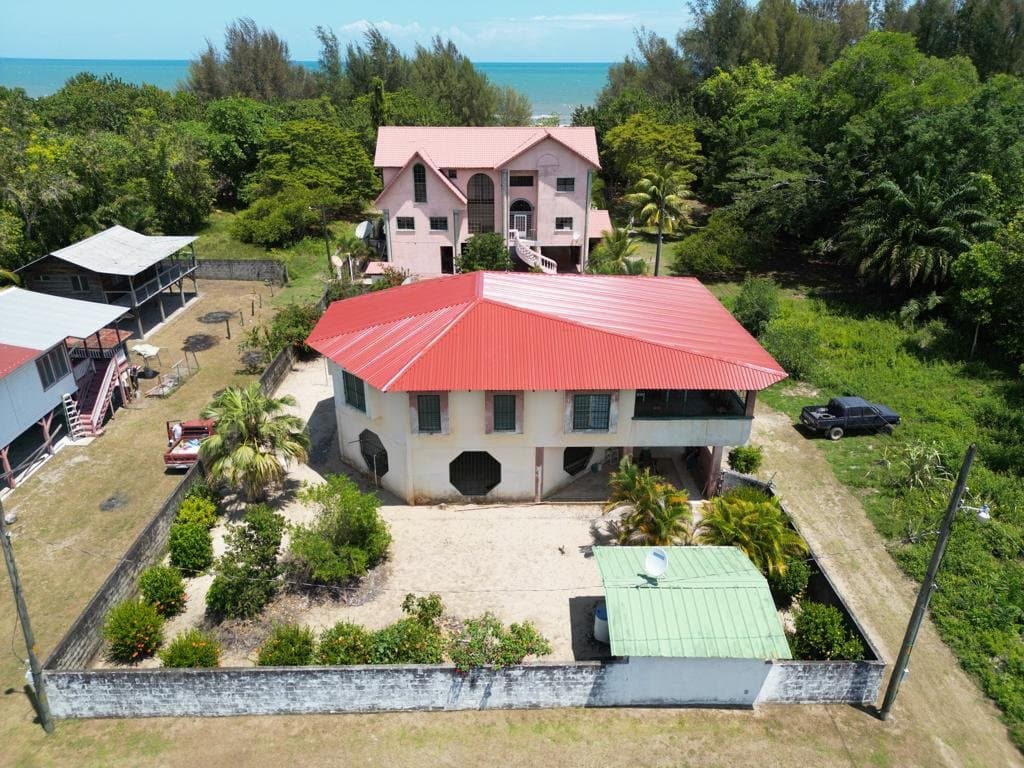 Casa de dos pisos en la comunidad de Boca Vieja 3
