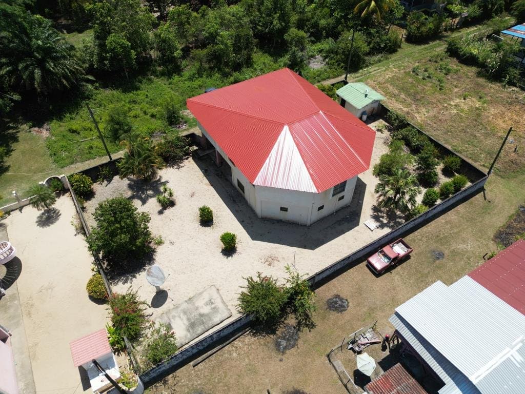 Casa de dos pisos en la comunidad de Boca Vieja 4
