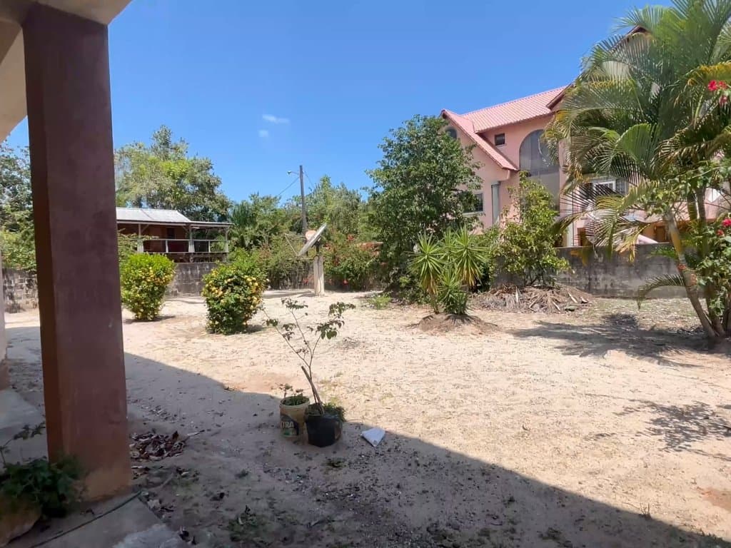 Casa de dos pisos en la comunidad de Boca Vieja 5