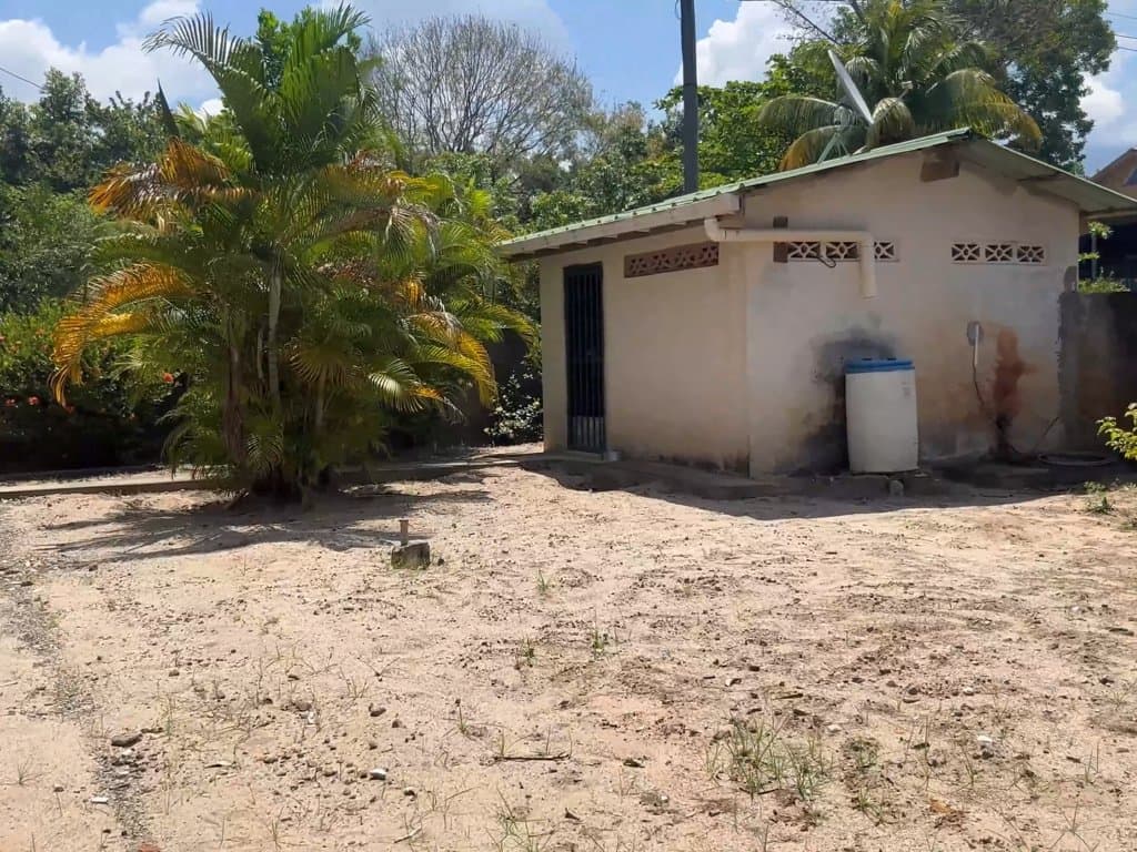 Casa de dos pisos en la comunidad de Boca Vieja 6