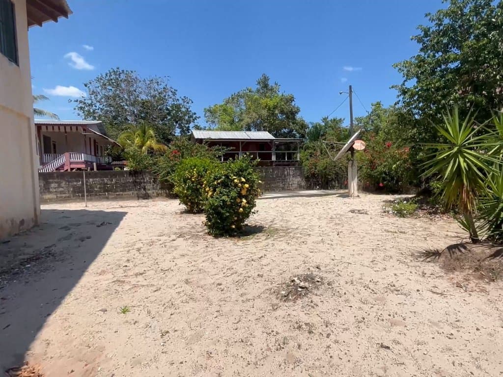 Casa de dos pisos en la comunidad de Boca Vieja 7