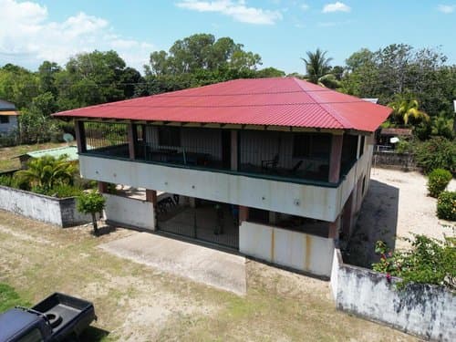 Casa espaciosa de dos pisos en la comunidad de Boca Vieja